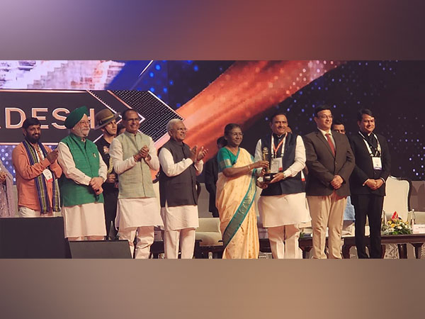 President Droupadi Murmu felicitating winners of India Smart Cities Award Contest (ISAC) 2022 in Indore (Image: PIB)