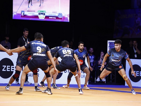 Aravali Eagles and Chambal Pirates team (Image: Real Kabaddi League) 