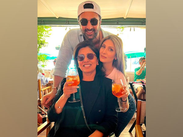 Ranbir Kapoor, Riddhima Kapoor, Neetu Singh (Image source: Instagram) 