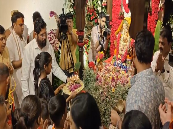 Maharashtra Chief Minister Eknath Shinde performing Ganesh Aarti with Irshalwadi landslide tragedy orphans (Photo/ANI)