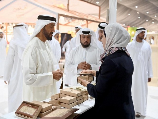 Nahyan bin Zayed visits Liwa Date Festival and Auction (Source: WAM)