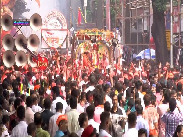 Ganesh Visarjan in Parel area (Image source/ANI)  