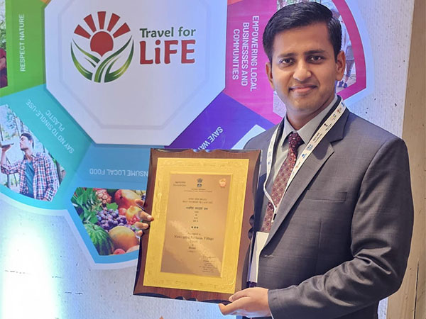 Himanshu Aggarwal DC Gurdaspur with the award to village Nawanpind Sardaran (Photo credit/Twitter handle of Himanshu Aggarwal) 