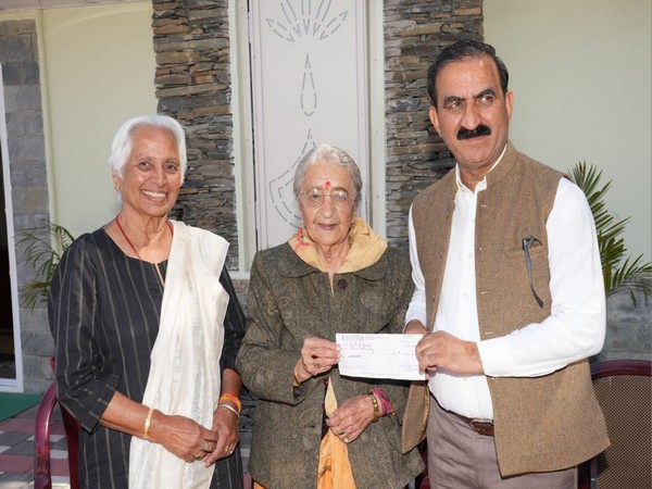 Two elderly ladies donating 1 lakh cash to CM Sukhvinder Singh Sukhu (Photo/ANI)
