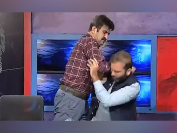 Imran Khan’s lawyer, PML-N Senator involved in fight (Source: Twitter/@RashidNasrulah)