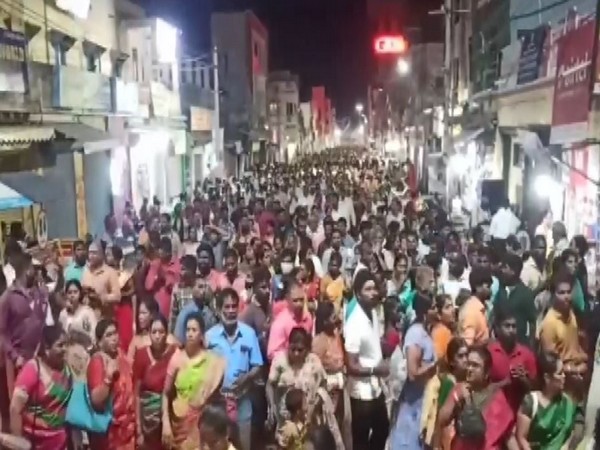 Devotees throng Arunachaleswarar Temple for 'Girivilam' (Image/ANI)