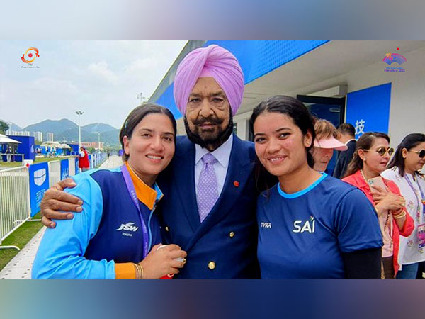 Randhir Singh, president OCA, posing with Rajeshwari (left) and Preeti. (Photo- OCA)