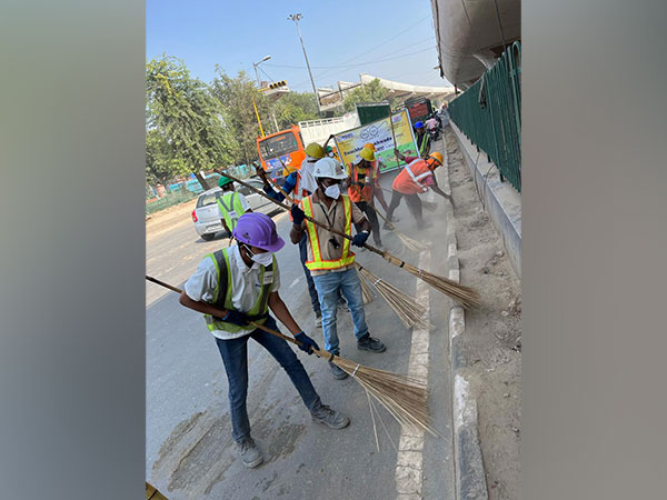 DMRC employees participate in Swachhta Hi Sewa campaign (Image/ANI)