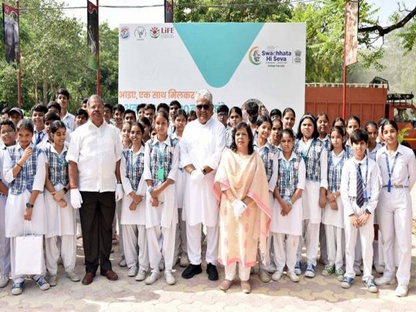 Union Minister Bhupender Yadav (Centre) (Photo/pib.gov.in)
