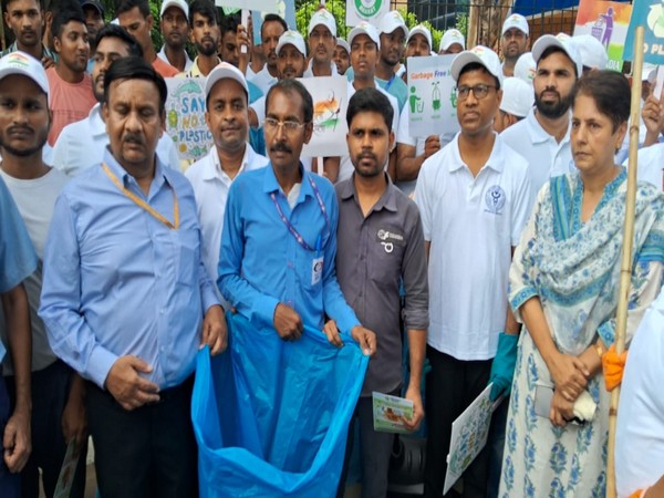 AIIMS officials participate in Swachhata Pakhwada campaign (Photo/ANI)