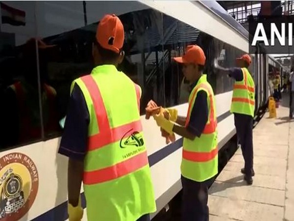 14-minute miracle cleaning of Rani Kamalapati-Hazrat Nizamuddin Vande Bharat Express. (Photo/ANI)