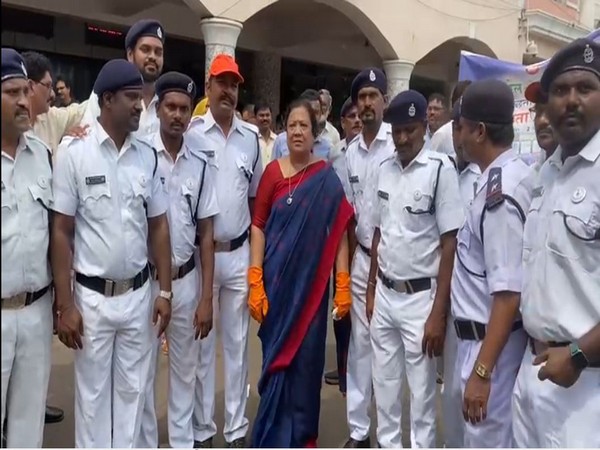 Union Minister Darshana Jardosh takes part in Swachchta Hi Seva at Visakhapatnam station (Photo/ANI)