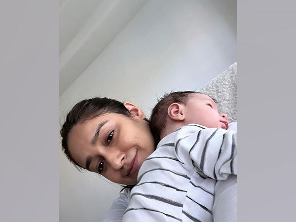 Ileana D'Cruz with son (Image Source: Instagram)
