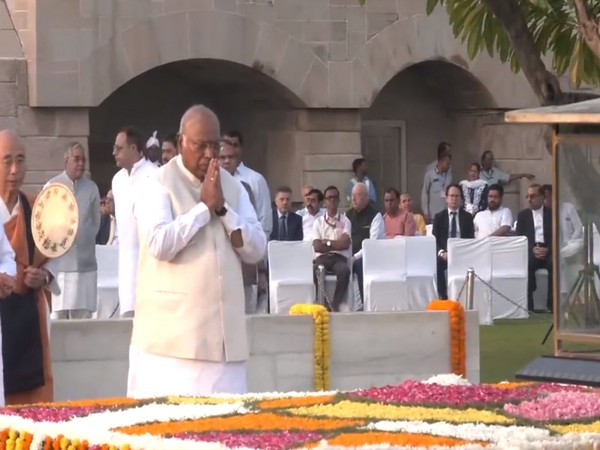 Mallikarjun Kharge pays tribute to Mahtma Gandhi at Rajghat (Photo/ANI)