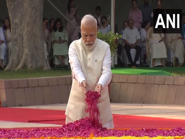 Prime Minister Narendra Modi pays tribute to Lal Bahadur Shastri at Vijay Ghat, Delhi. (Photo/ANI)