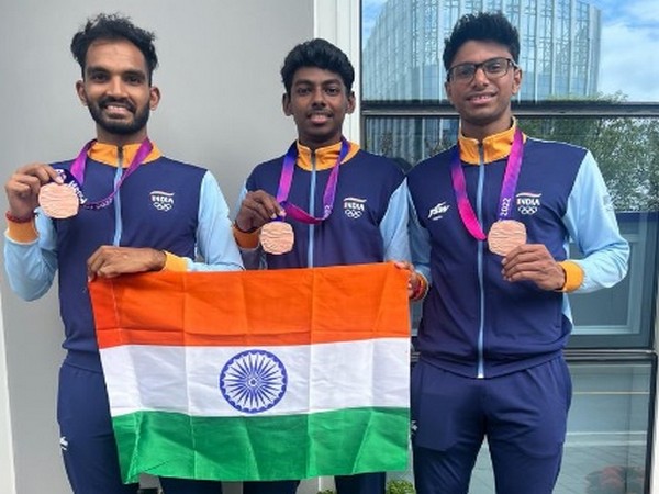 Men's Speed Skating 3000m Relay Team. (Picture: Narendra Modi Twitter)