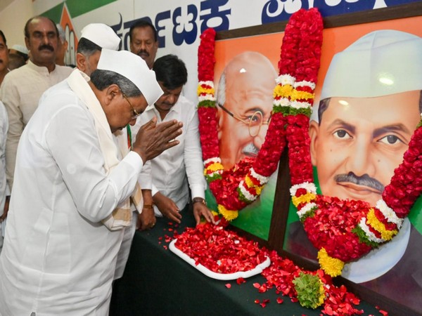 Karnataka CM Siddaramaiah pays tribute to Mahatma Gandhi, Lal Bahadur Shastri at KPCC office, Karnataka. (Photo/CM Siddaramaiah Twitter)