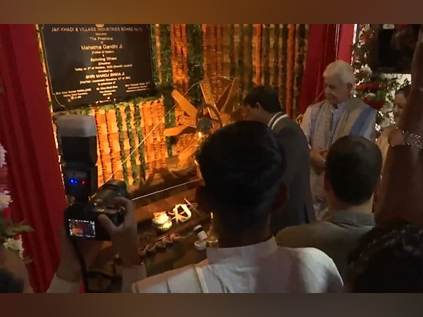 Manoj Sinha unveils statue of Mahatma Gandhi in Srinagar (Photo/ANI)  