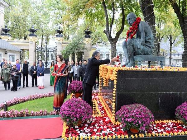 Ambassador to Russia pays floral tributes to Mahatma Gandhi (Source: Twitter/@IndEmbMoscow)