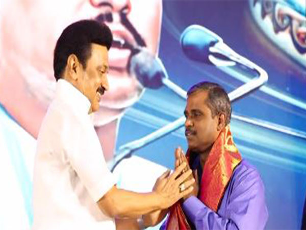 CM Stalin with P Veeramuthuvel, Chandrayaan-3 project director (Photo: MK Stalin/Twitter)