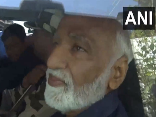 NewsClick writer Urmilesh at Delhi Police special cell (Photo/ANI)