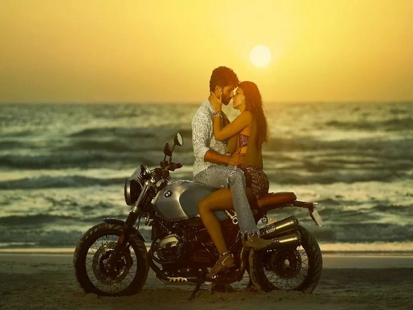 Shahid Kapoor, Kriti Sanon (Image source: Instagram)