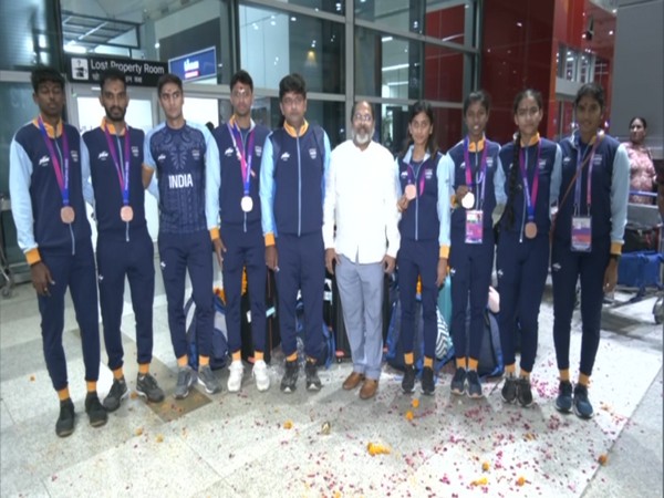 The Indian men's and women's skating teams. (Photo- ANI)