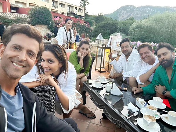 Hrithik Roshan, Deepika Padukone, Siddharth Anand with 'Fighter' movie team(Image source: Instagram)