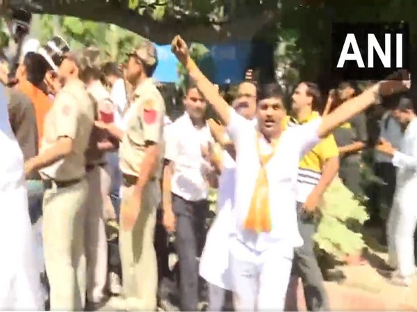 Delhi Police detains BJP workers protesting outside AAP office (Image: ANI)