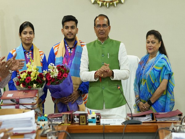 Shivraj Chouhan with Asian games medal winners (Photo/Shivraj Chouhan Twitter)