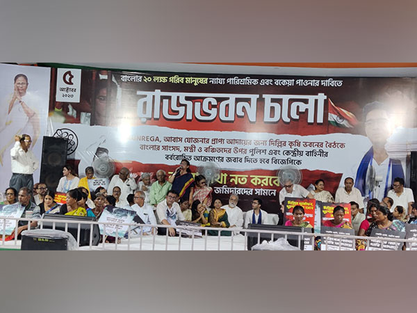 Trinamool Congress holds protest near Raj Bhavan in Kolkata (Photo/ANI)