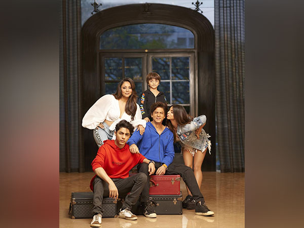 SRK, Gauri, Suhana, Aryan, AbRam (Image source: Instagram)