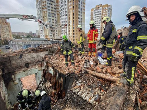 Russian missile strike residential building in Kharkiv (Photo: credit/ Reuters))