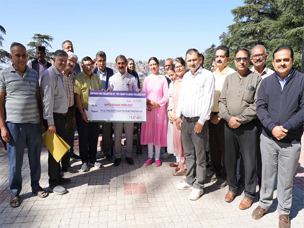 CM Sukhvinder Singh Sukhu's college friends donating Rs 2.05 Lakh to Aapda Rahat Kosh (Photo/CM office)