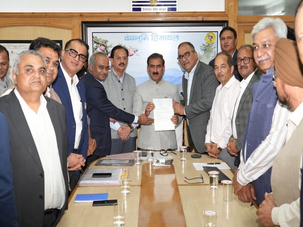 Chief Minister Thakur Sukhvinder Singh Sukhu receives donation from members of Baddi-Barotiwala-Nalagarh Industrial Association (Photo/ANI)