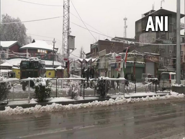Capital of Jammu and Kashmir, Srinagar covered in snow (Photo/ANI) 