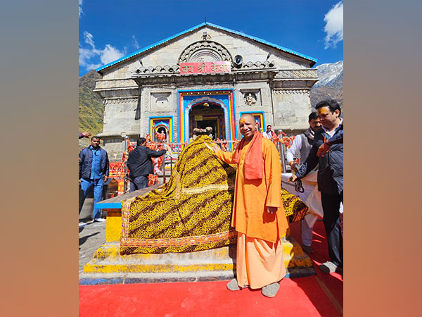 CM Yogi offers prayers at Kedarnath (Photo/ANI)