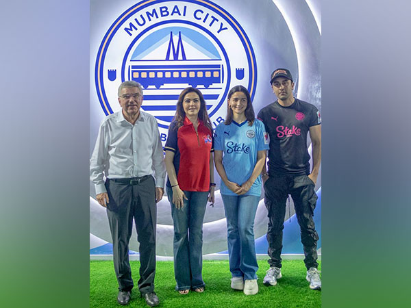 FSDL Founder Chairperson Nita Ambani with IOC President Thomas Bach, Alia Bhatt and Ranbi Kapoor (Photo credit/FSDL))