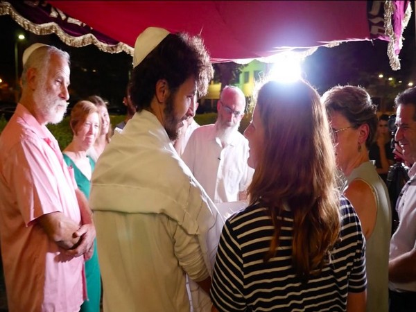 Israeli reservists Uri Mintzer (left) and Elinor Yosefin (right) exchange wedding vows in the Israeli town of Shoham on Oct. 9, 2023 before reporting for reserve duty. (Photo Credit: TPS)