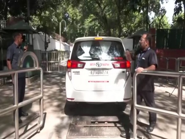 Rajasthan CM Gehlot reaches Sonia Gandhi's residence in Delhi (Photo/ANI)