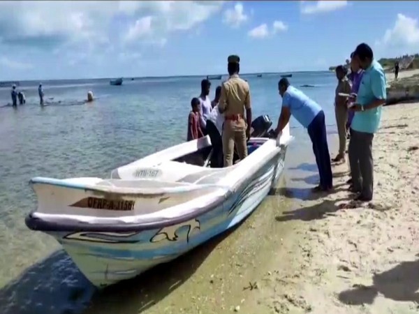 Sri Lankan piper boat washes ashore on beach in Tamil Nadu (Photo/ANI)