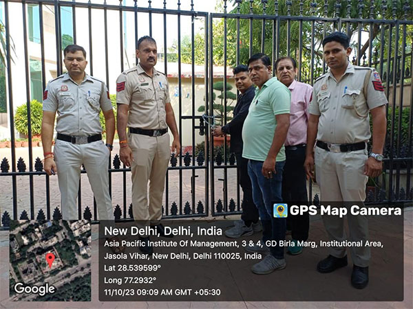 MCD officials attach the property. (Photo/ANI0