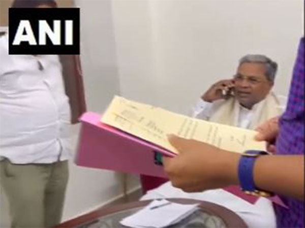 Chief Minister Siddaramaiah speaking to mother of Pooja Umadi. (Photo/ANI)