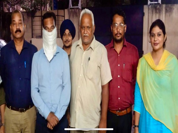 Punjab Vigilance Bureau team with the arrested person involved in the bribe. (Photo/ANI)