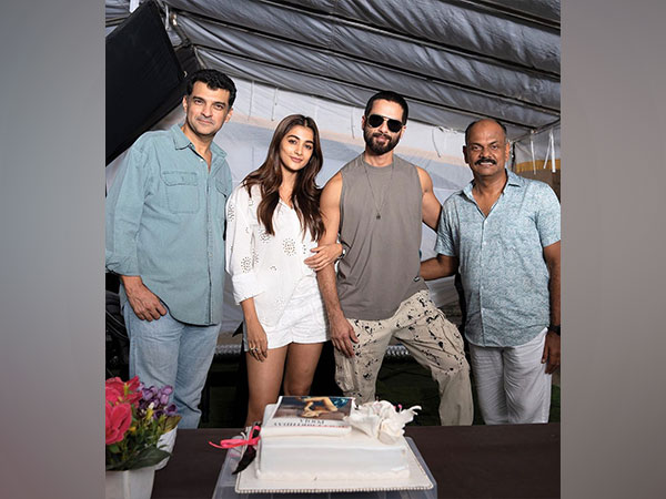 Siddharth Roy Kapur, Pooja Hegde, Shahid Kapoor, Rosshan Andrrews (Image source: Instagram)