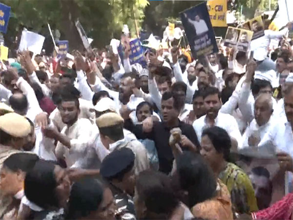 AAP workers stage protest against arrest of Sanjay Singh (Photo/ANI)