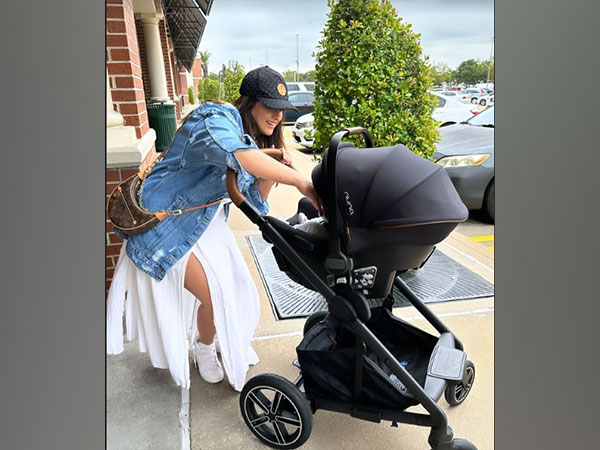 Ileana D'Cruz with son (Image Source: Instagram)