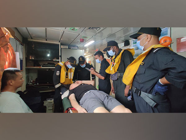 Chinese crew on-board MT Hua Wei 8 evacuated (Source: Twitter/@IndiaCoastGuard)