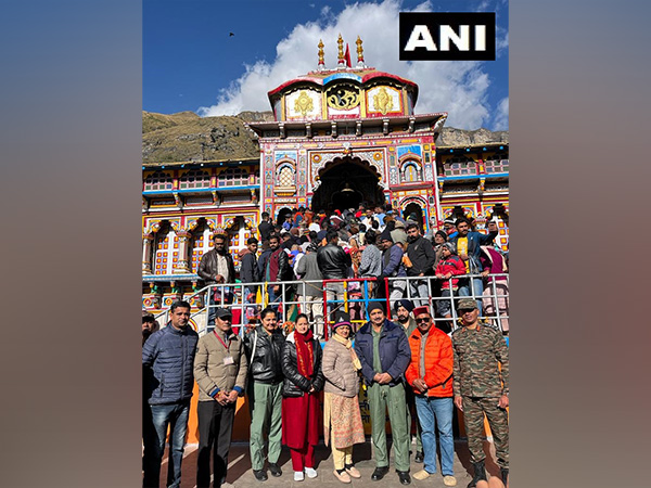 Air Chief Marshal VR Chaudhari offeres prayers at Badrinath Temple and Kedarnath Temple (Photo/ANI)