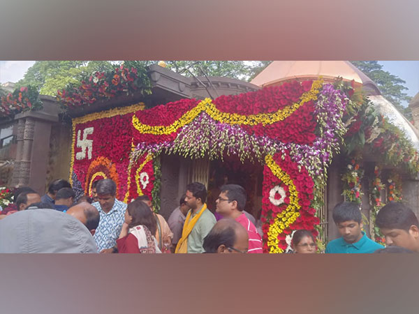 Devotees throng Guwahati's Kamakhya Temple on first day of Navratri (Image/ANI)